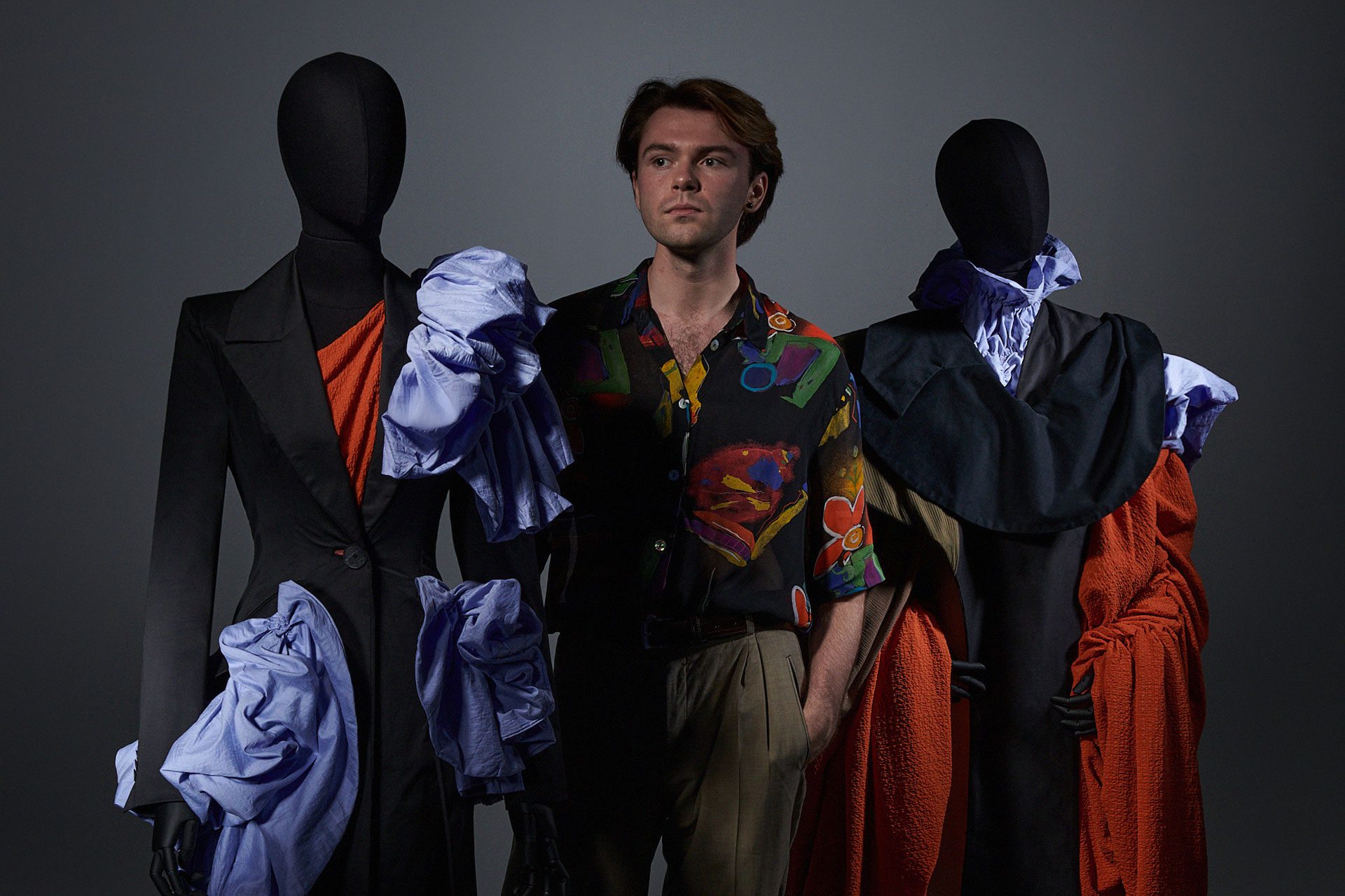 Projekty modowe laureatów konkursu Responsible Fashion Awards w witrynach sklepów Reserved